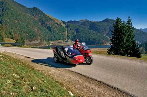 Motorradgespann auf der Passstraße am Spitzingsattel vor Bergkulisse Motorradgespann auf der Passstraße am Spitzingsattel vor Bergkulisse