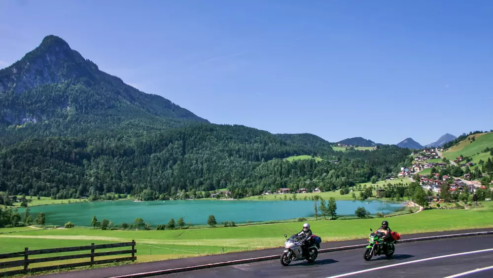 Motorräder auf der Passstraße mit Blick auf den Thiersee Motorräder auf der Passstraße mit Blick auf den Thiersee